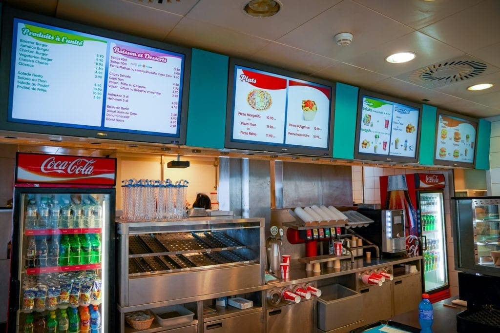 Ecrans avec digital signage/affichage dynamique pour restaurant.