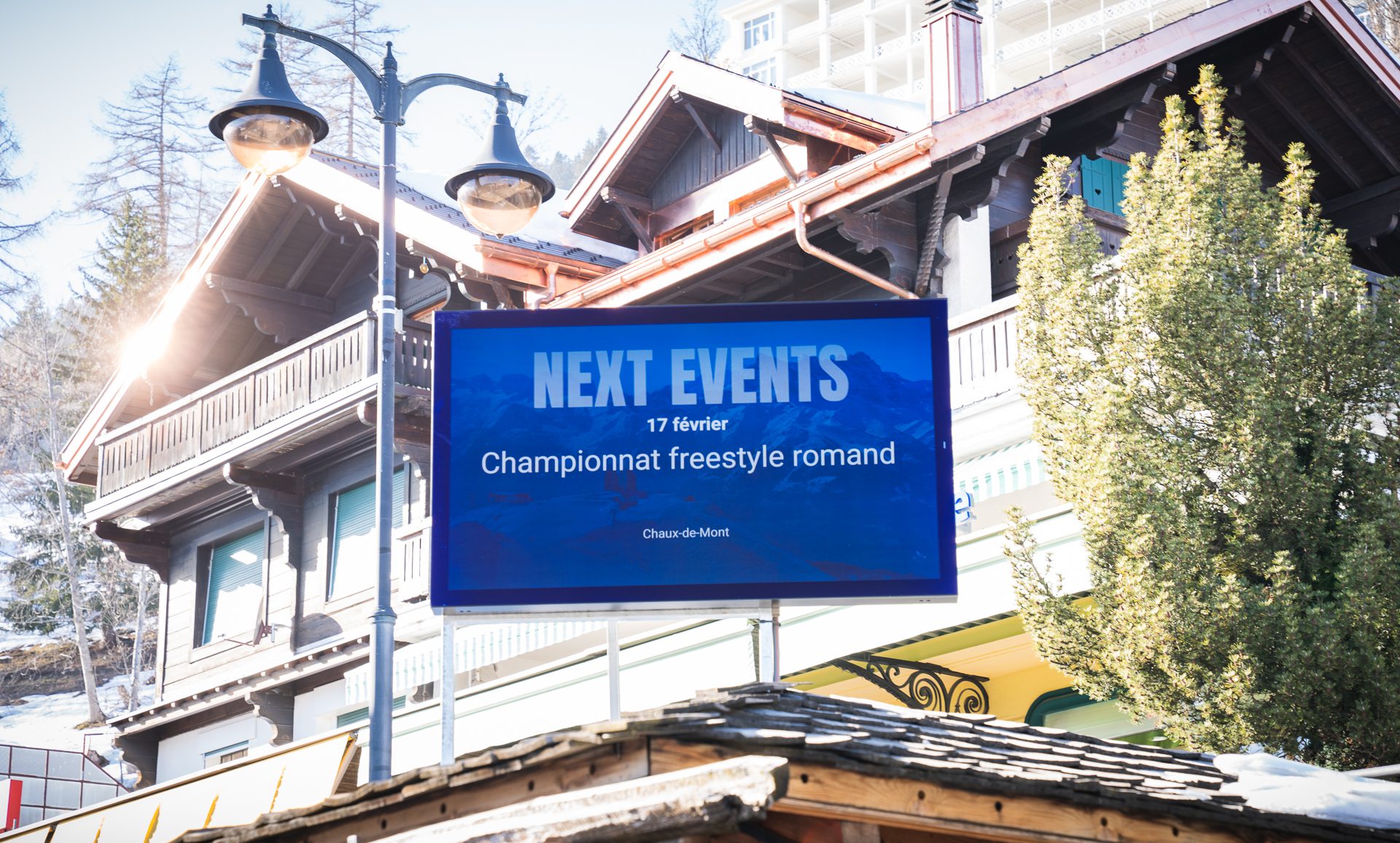 Ecran extérieur pour lieu publique, place du villages avec digital signage. Réseau d'affichage pour région touristique par Pixium.