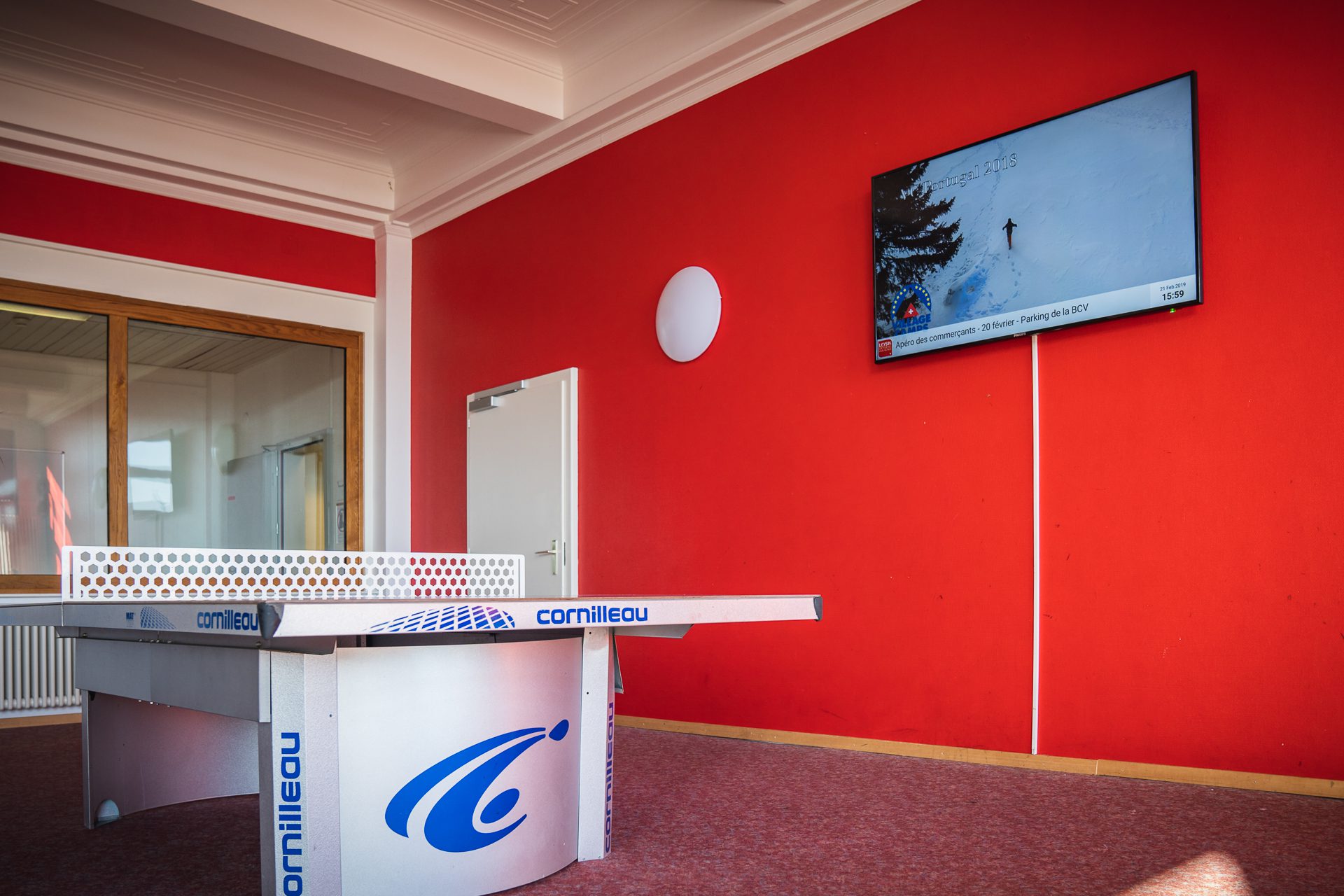 Ecran avec digital signage pour camps de vacance. Réseau d'affichage pour région touristique par Pixium.