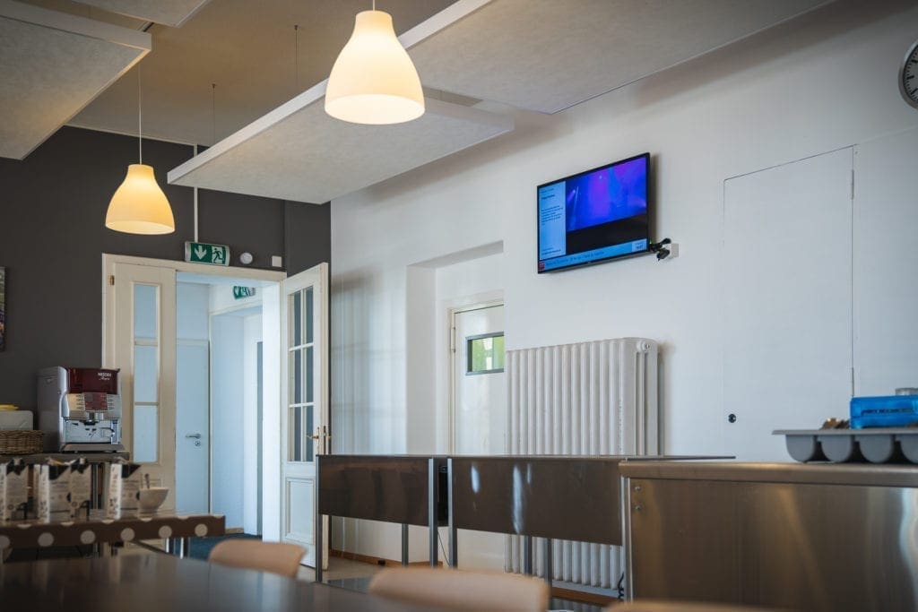 Ecran avec digital signage pour camps de vacance. Réseau d'affichage pour région touristique par Pixium.