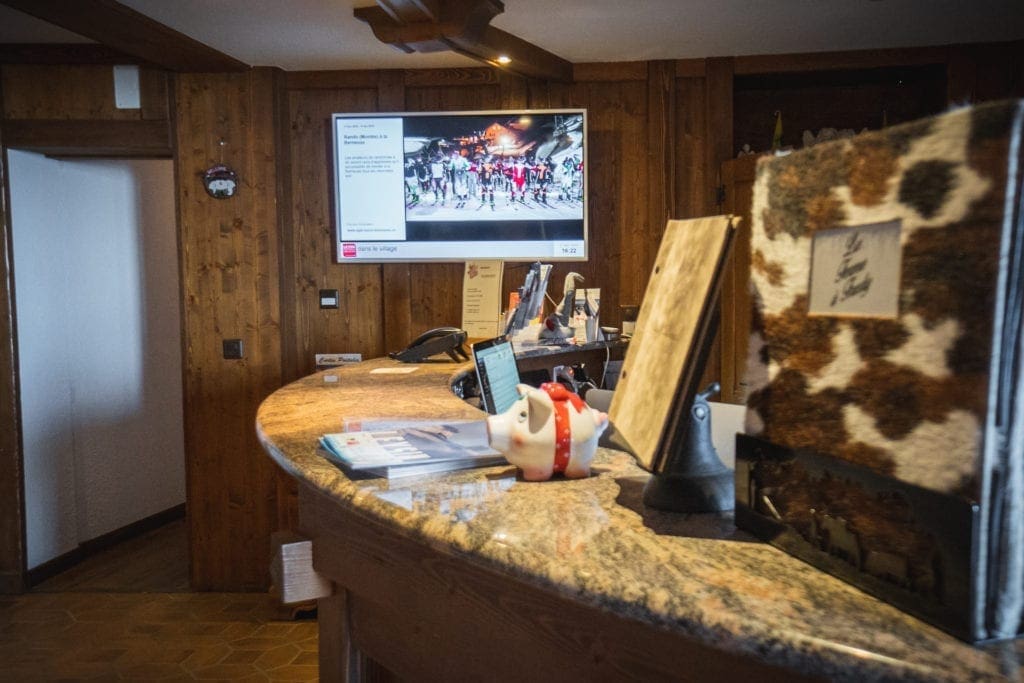 Ecran d'acceuil avec digital signage pour hôtel. Réseau d'affichage pour région touristique par Pixium.