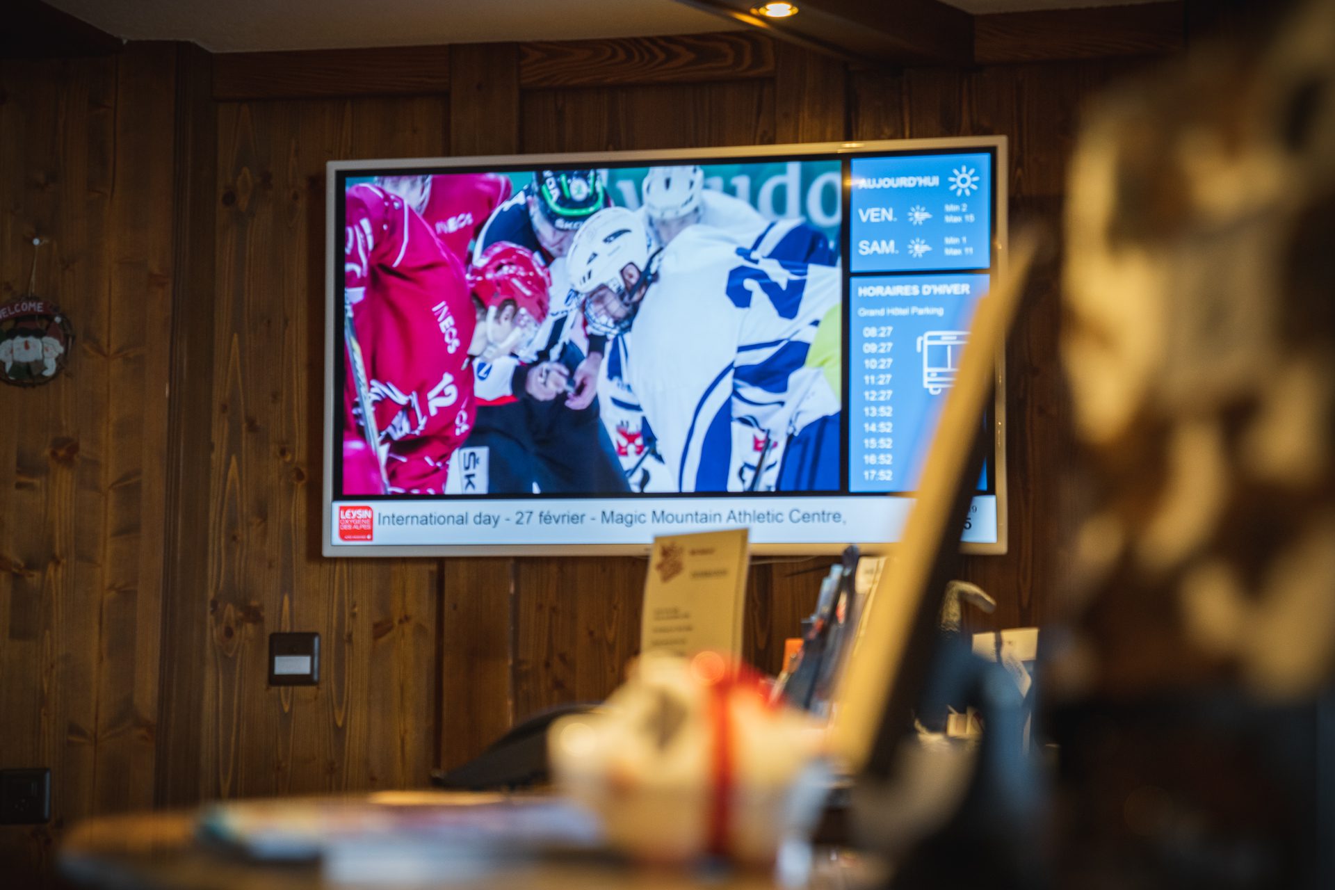 Ecran d'acceuil avec digital signage pour hôtel. Réseau d'affichage pour région touristique par Pixium.