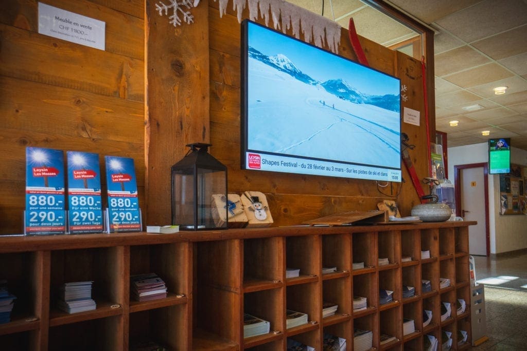 Ecran d'accueil pour office du tourisme avec digital signage. Réseau d'affichage pour région touristique par Pixium.