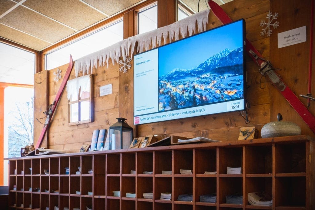 Ecran d'accueil pour office du tourisme avec digital signage. Réseau d'affichage pour région touristique par Pixium.