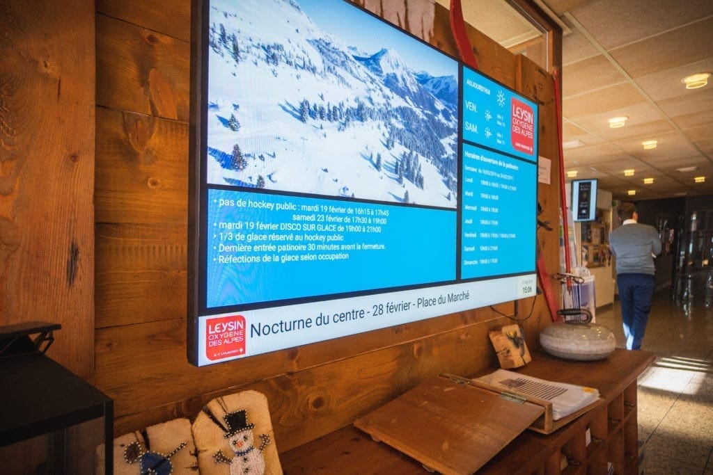 Ecran d'accueil pour office du tourisme avec digital signage. Réseau d'affichage pour région touristique par Pixium.