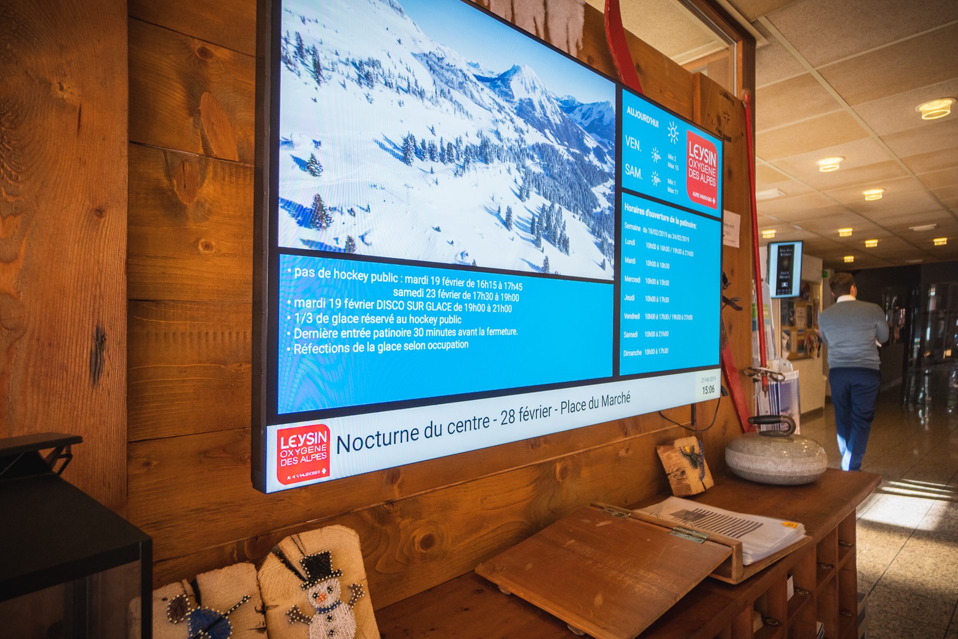 Ecran d'accueil pour office du tourisme avec digital signage. Réseau d'affichage pour région touristique par Pixium.