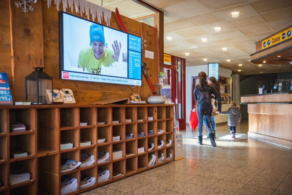 Ecran d'accueil pour office du tourisme avec digital signage. Réseau d'affichage pour région touristique par Pixium.