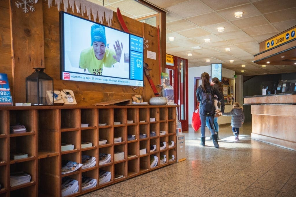 Ecran d'accueil pour office du tourisme avec digital signage. Réseau d'affichage pour région touristique par Pixium.
