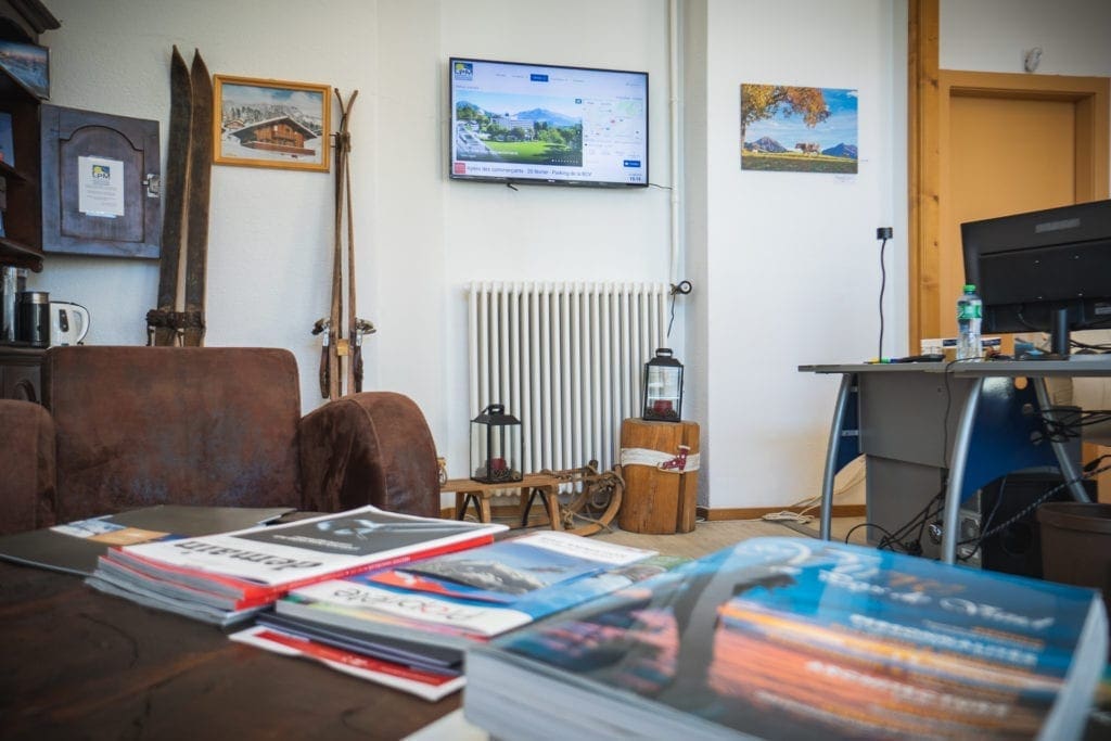 Ecran d'accueil pour agence immobilière avec digital signage. Réseau d'affichage pour région touristique par Pixium.