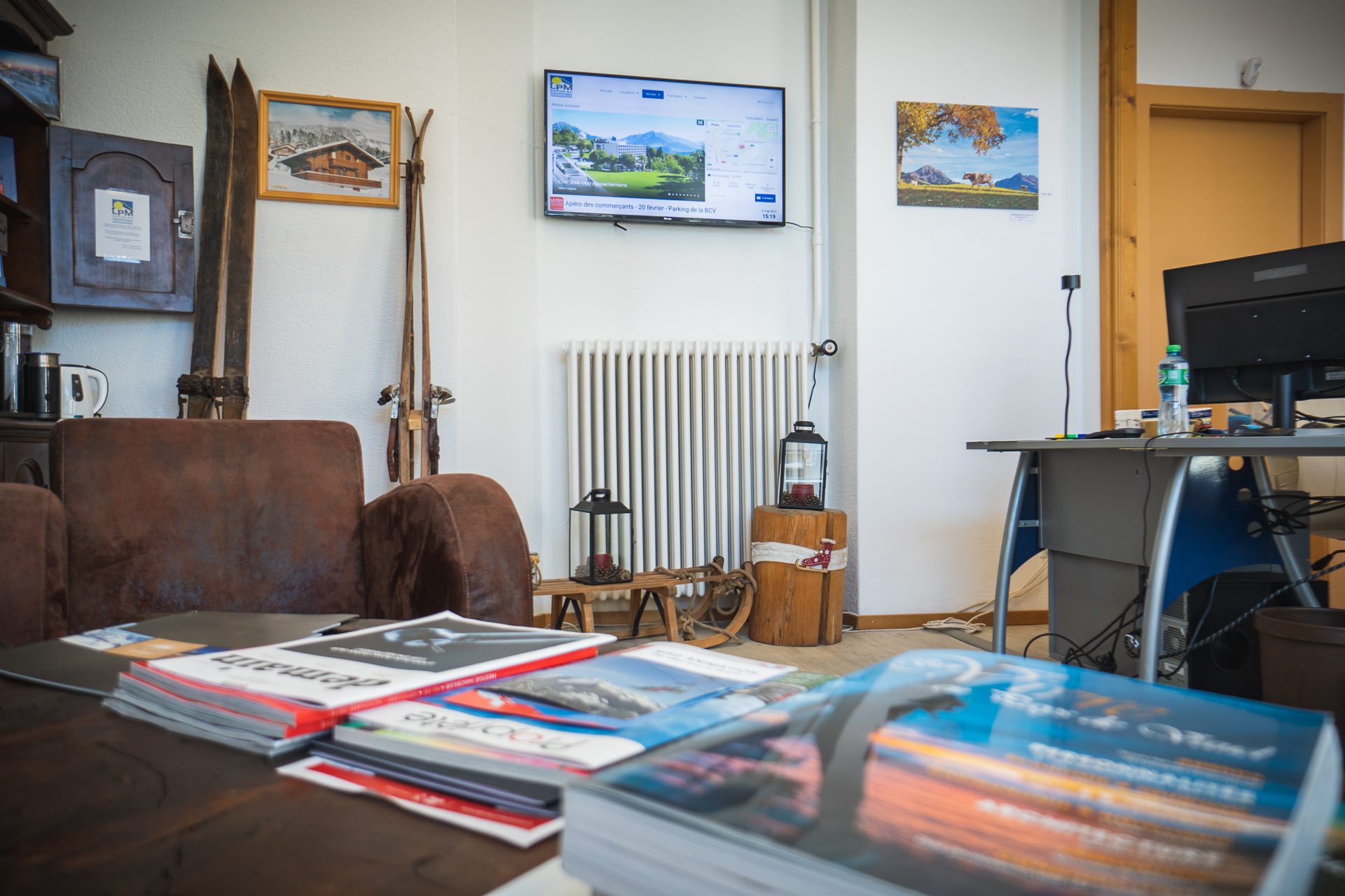 Ecran d'accueil pour agence immobilière avec digital signage. Réseau d'affichage pour région touristique par Pixium.