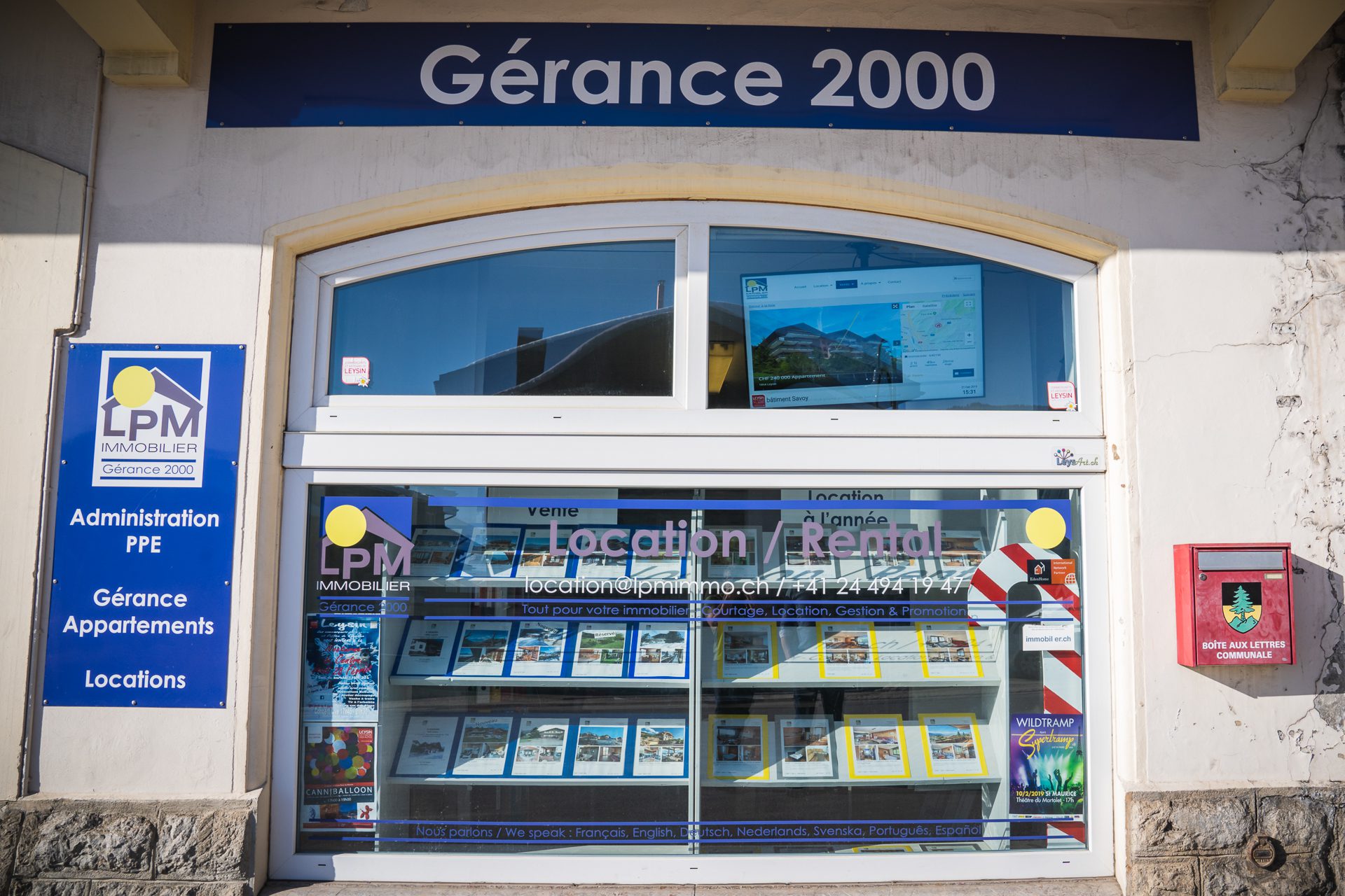 Ecran de vitrine pour agence immobilière avec digital signage. Réseau d'affichage pour région touristique par Pixium.