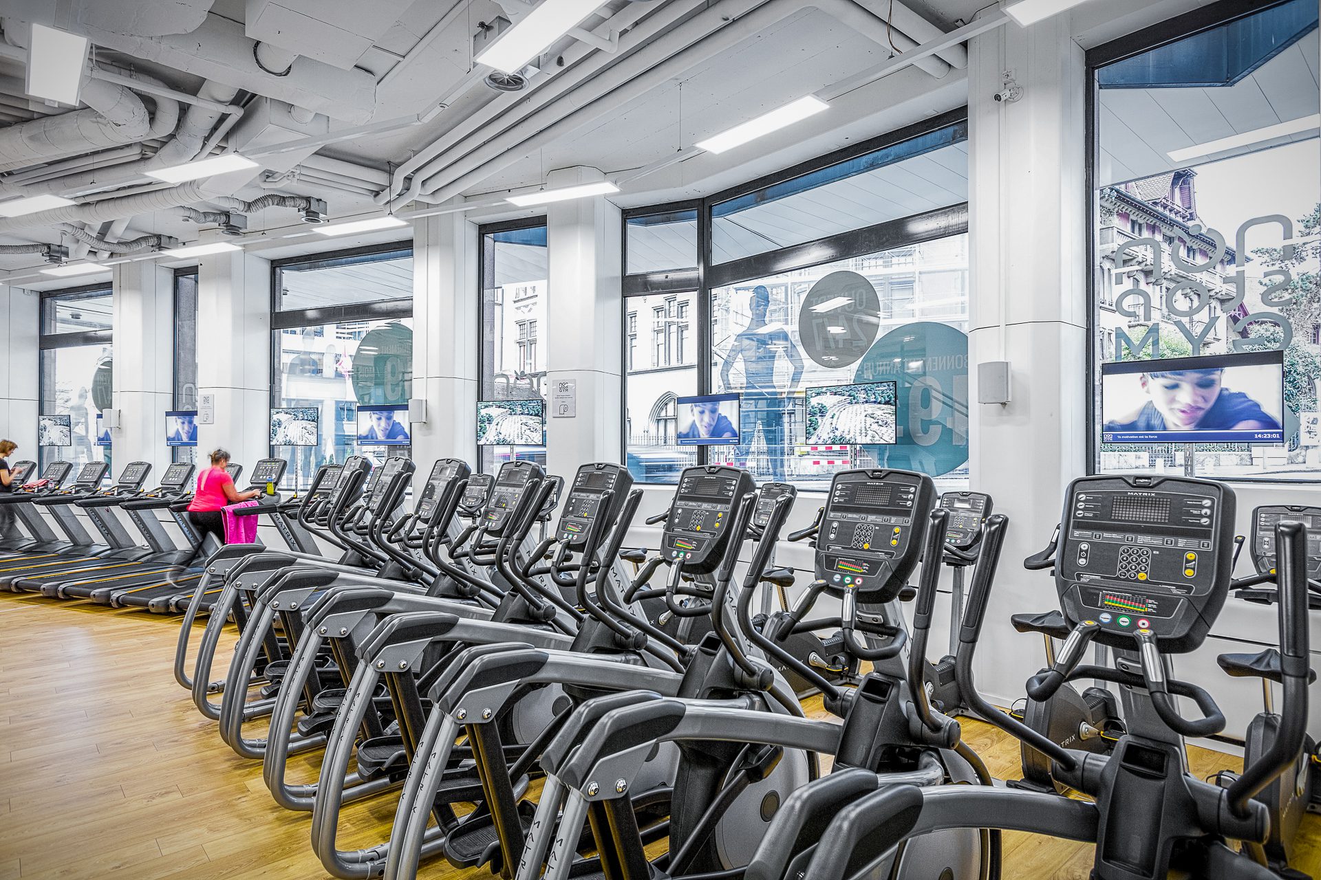 Non Stop Gym - Ecrans professionnels, Digital Signage pour fitness. Pixium - Avec Playlistes musicale et templates.