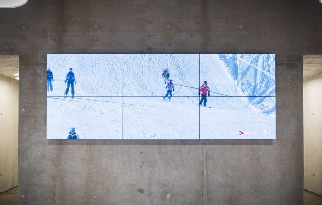 Mur d'écrans pour lieu publique ou administration. Restoroute d'Yvorne affichage digital Pixium.