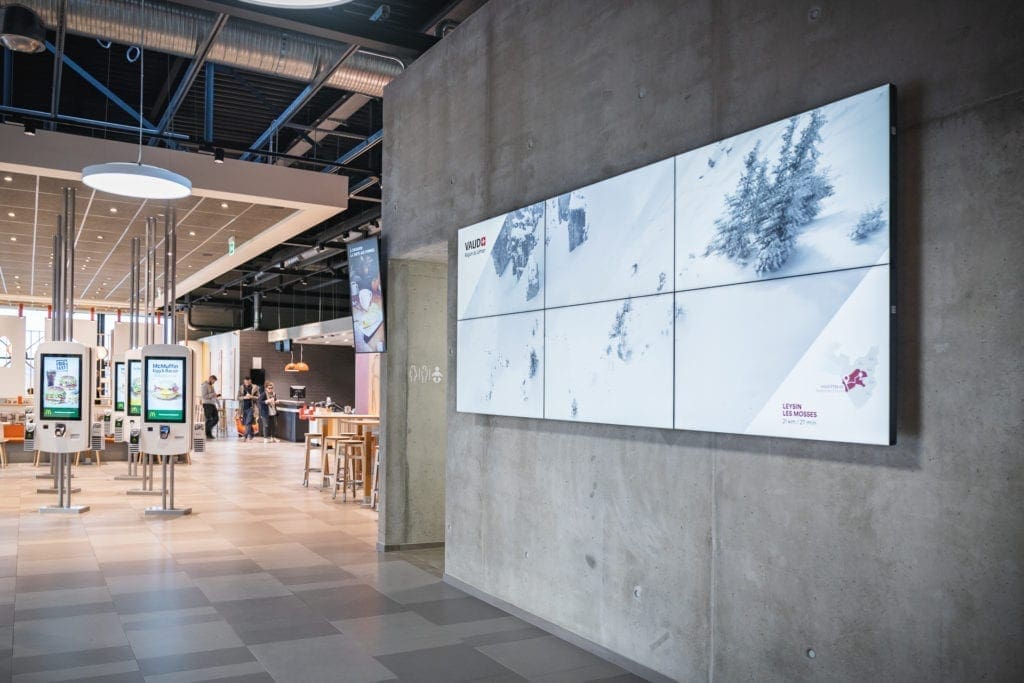 Mur d'écrans pour lieu publique ou administration. Restoroute d'Yvorne affichage digital Pixium.
