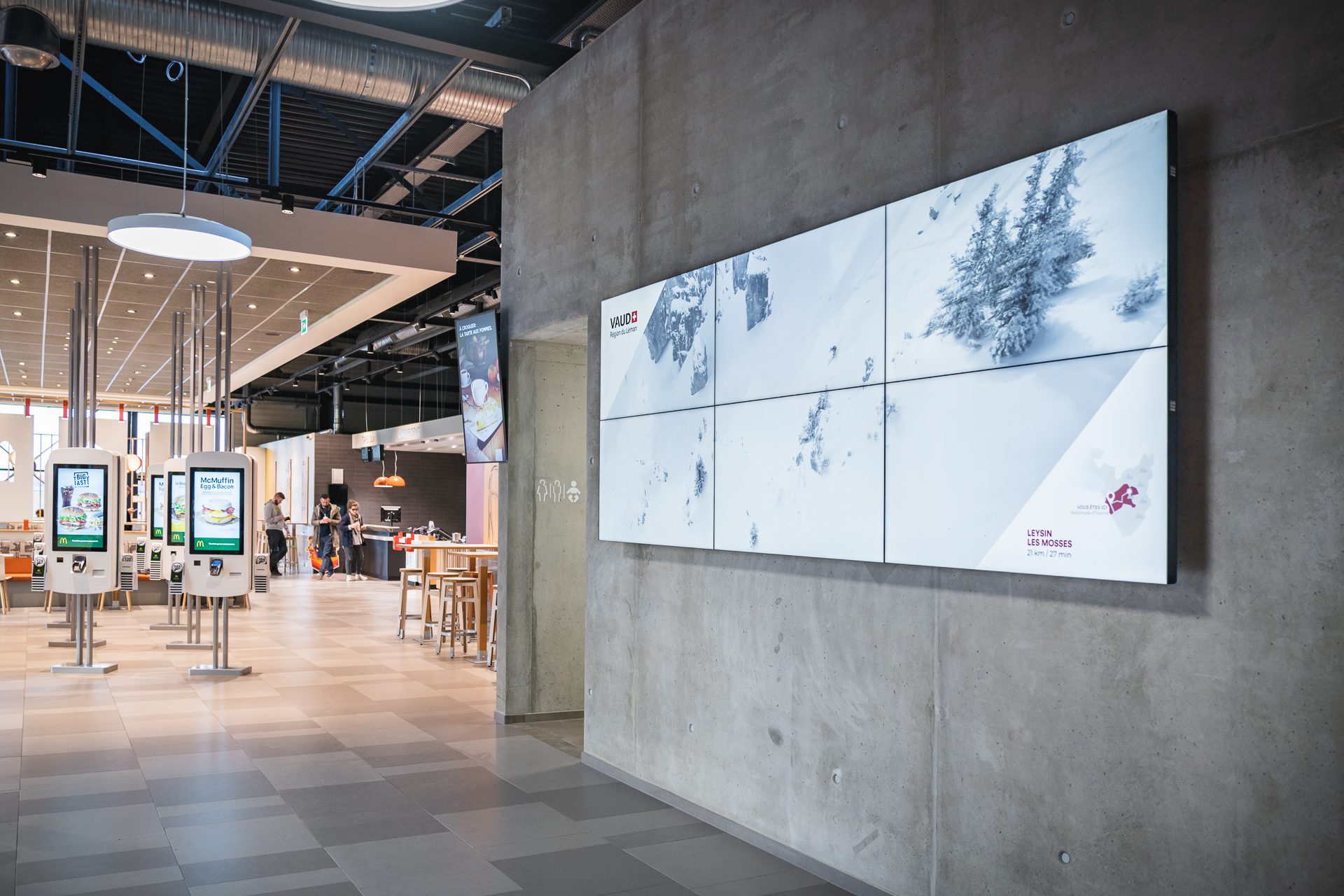 Mur d'écrans pour lieu publique ou administration. Restoroute d'Yvorne affichage digital Pixium.