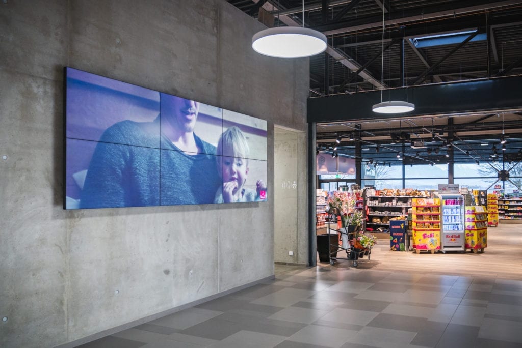 Mur d'écrans pour lieu publique ou administration. Restoroute d'Yvorne affichage digital Pixium.