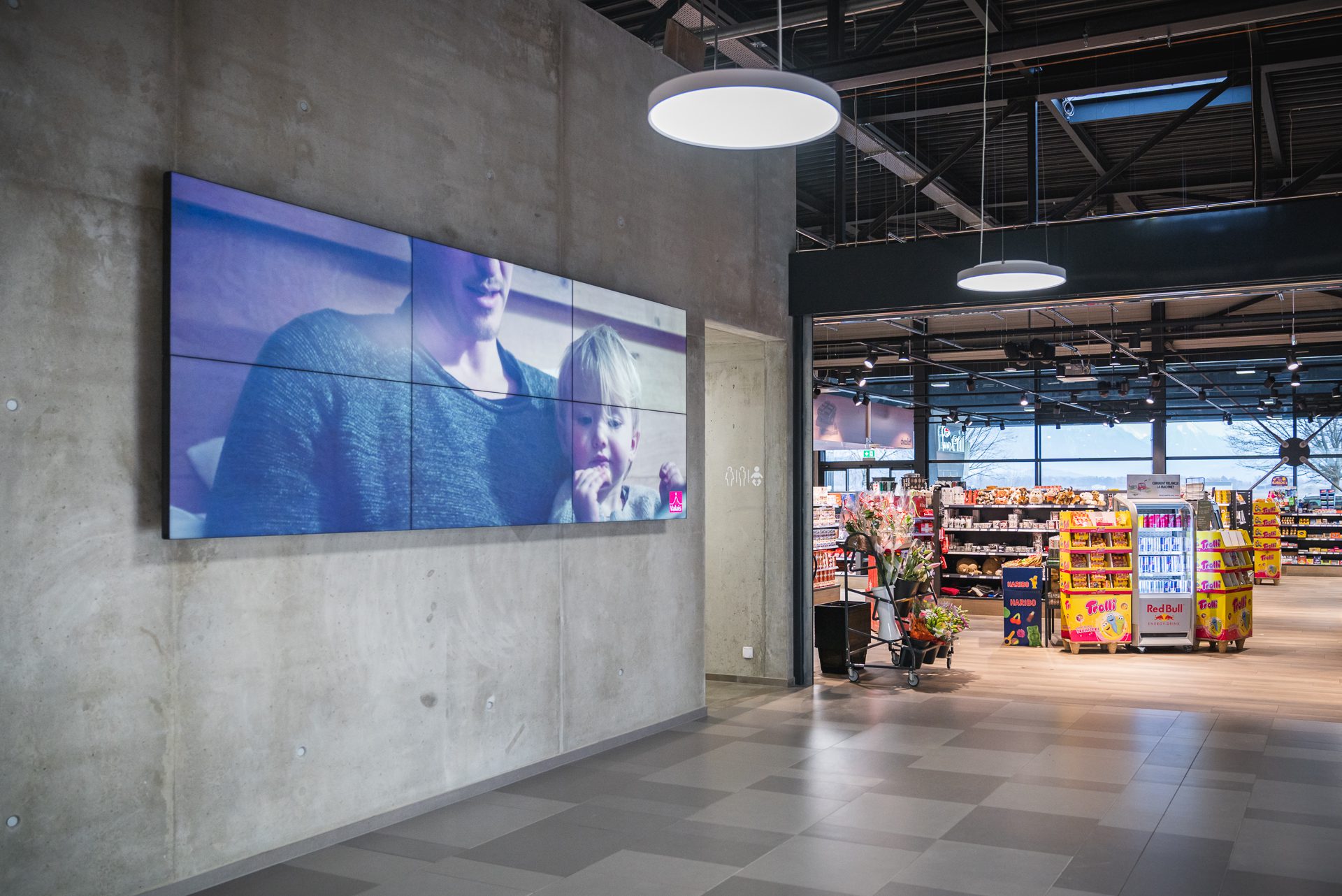 Mur d'écrans pour lieu publique ou administration. Restoroute d'Yvorne affichage digital Pixium.