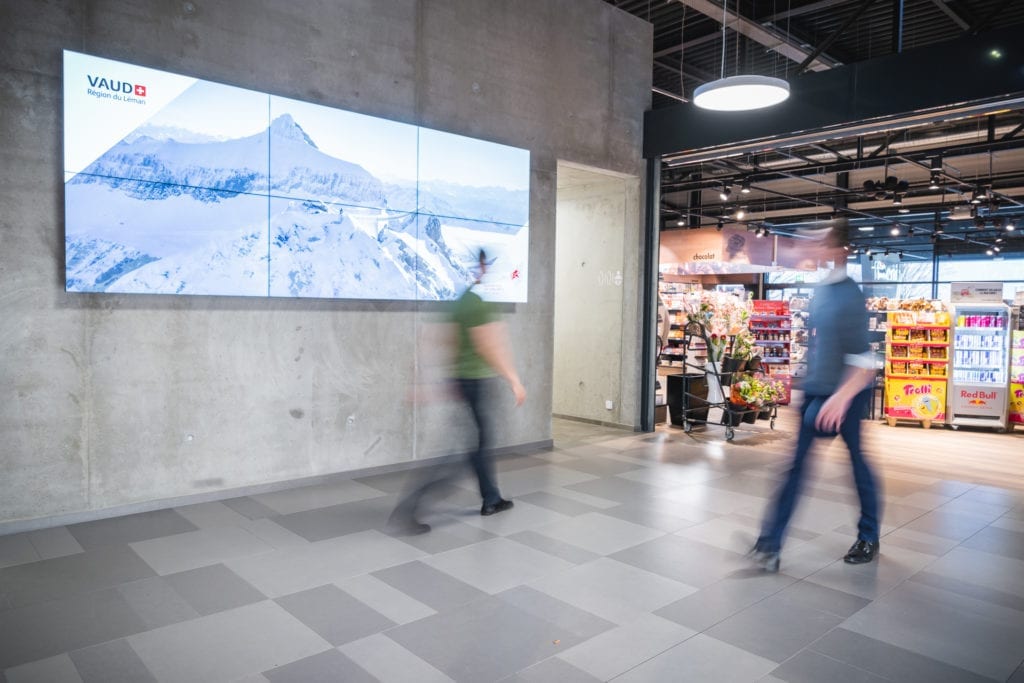 Mur d'écrans pour lieu publique ou administration. Restoroute d'Yvorne affichage digital Pixium.
