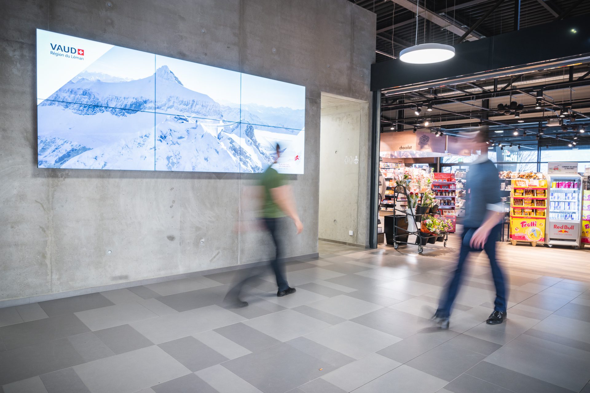 Mur d'écrans pour lieu publique ou administration. Restoroute d'Yvorne affichage digital Pixium.