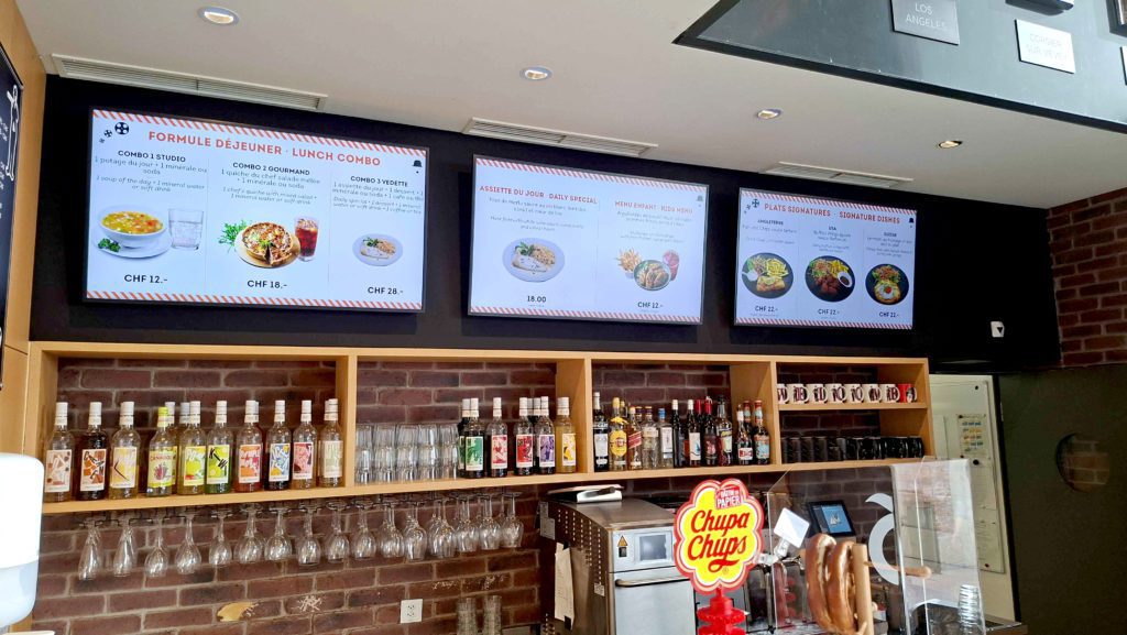 Chaplin’s World – Café The Tramp | Menus digitaux & totem extérieur | Pixium