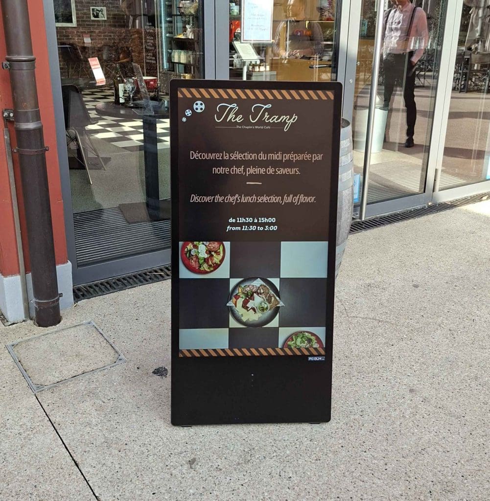 Chaplin’s World – Café The Tramp | Menus digitaux & totem extérieur | Pixium